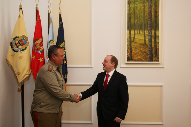 Intrevederea sefului Statului Major al Apararii, Nicolae Ionel Ciuca cu adjunctul reprezentantului permanent al Regatului Unit al Marii Britanii la NATO si consilier pentru aparare, Nick Pikard. Foto: Nicusor Comanescu