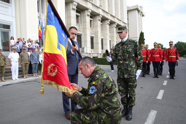 Ceremonia de inmanare a Drapelului de lupta Centrului de exploatare, mentenanța și dezvoltare puncte de comanda strategice ”General Anton Berindei” Foto: Vali Ciobarca
