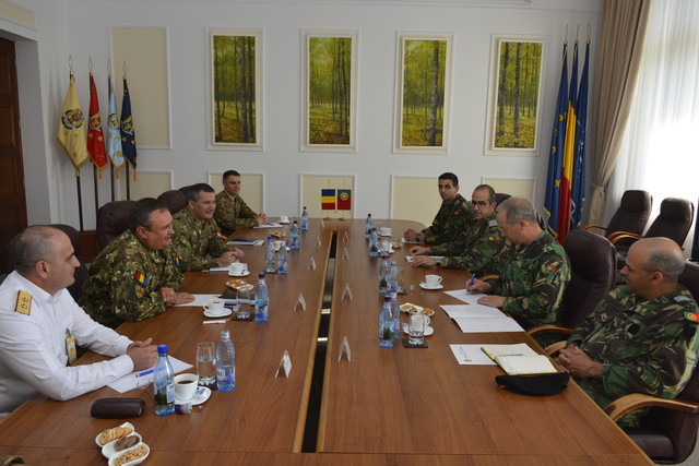 Intalinirea sefului Statului Major al Apararii, general Nicolae Ciuca, cu seful Statului Major al Fortelor Terestre din Portugalia, general Frederico Jose Rovisco Duarte Foto: Nicusor Comanescu