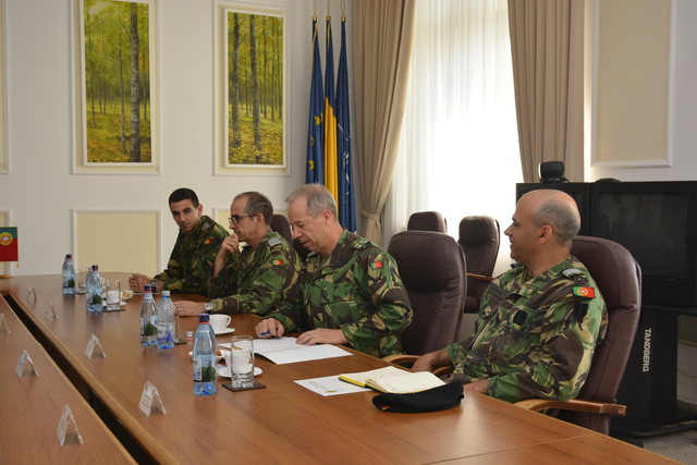 Intalinirea sefului Statului Major al Apararii, general Nicolae Ciuca, cu seful Statului Major al Fortelor Terestre din Portugalia, general Frederico Jose Rovisco Duarte Foto: Nicusor Comanescu