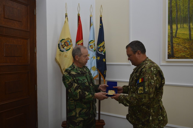 Intalinirea sefului Statului Major al Apararii, general Nicolae Ciuca, cu seful Statului Major al Fortelor Terestre din Portugalia, general Frederico Jose Rovisco Duarte Foto: Nicusor Comanescu