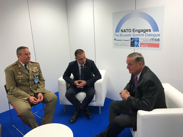 Intrevedere a ministrului Fifor si a sefului SMAp cu generalul american in rezerva James Jones, fost comandant al Comandamentului Suprem al Forțelor Aliate din Europa (SACEUR) - foto M.Ap.N.