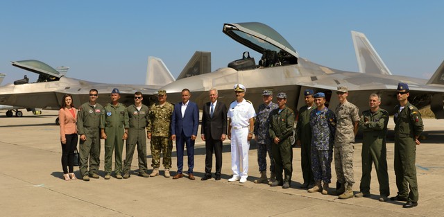 Antrenament in comun cu avioane F- 22 Raptor, la Campia Turzii. foto: Laurențiu Turoi
