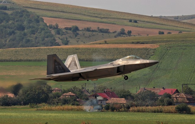 Antrenament in comun cu avioane F- 22 Raptor, la Campia Turzii. foto: Laurențiu Turoi