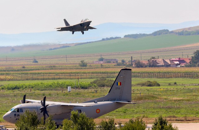 Antrenament in comun cu avioane F- 22 Raptor, la Campia Turzii. foto: Laurențiu Turoi