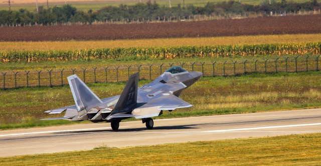Antrenament in comun cu avioane F- 22 Raptor, la Campia Turzii. foto: Laurențiu Turoi