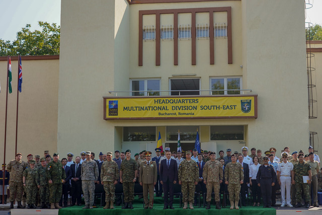 Ziua Comandamentului Multinațional de Divizie Sud-Est și ceremonia de arborare a drapelelor. Foto: Laurențiu Turoi