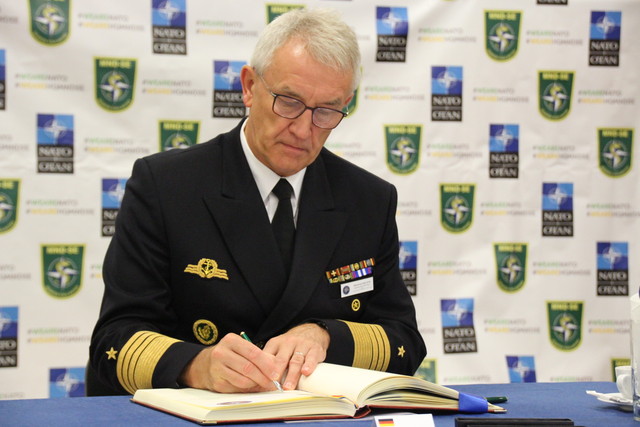 Am. Nielson consemneaza in Cartea de Onoare