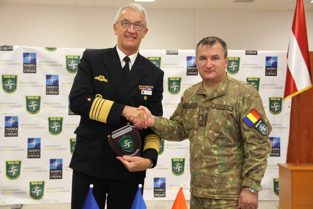 Gl.bg. Petrescu a inmanat o placheta onorifica Am. Nielson