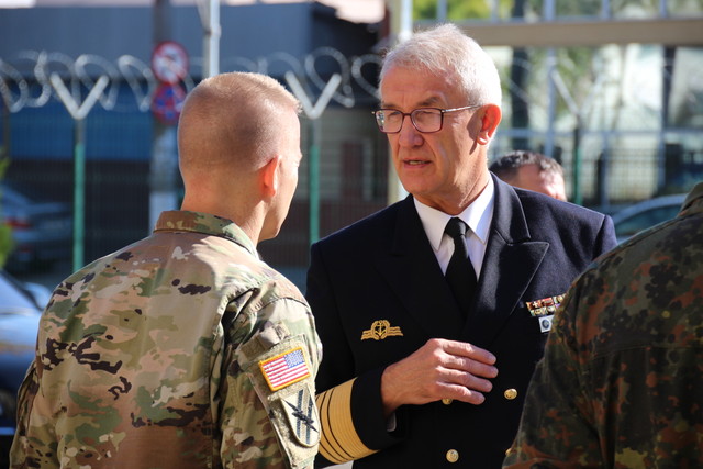 Am. Nielson discutand cu militari MNDE-SE