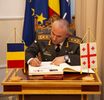 Glmr. Chichabaia consemnand in Cartea de Onoare. Foto: Laurentiu Turoi 