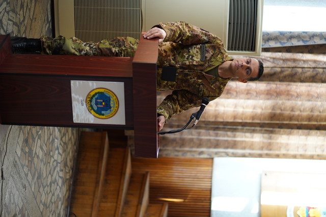 Lt.col. Nicola prezentand partea de briefing a detasamentului italian / LTC Nicola during the debriefing of the italian detachement. Foto: Laurentiu Turoi