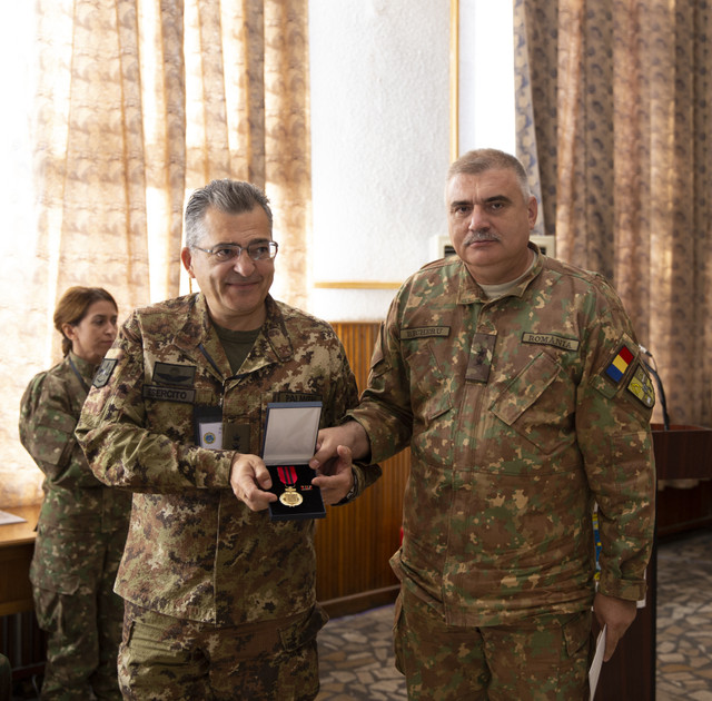 Gl.mr. Becheru inmaneaza Emblema de Onoare a Comunicatiilor Gl.mr. Palmieri Foto: Laurentiu Turoi