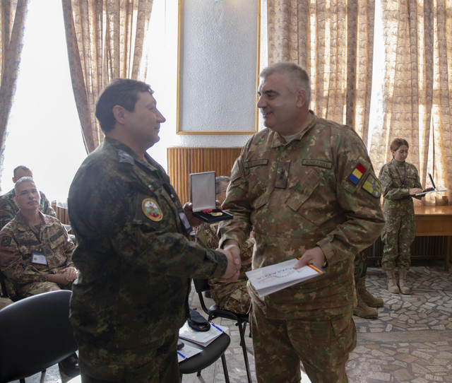 Gl.mr. Becheru inmaneaza Emblema de Onoare a Comunicatiilor Cam. Jordanov Foto: Laurentiu Turoi