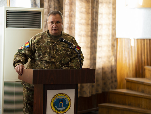 Gl. Ciuca multumind participantilor la exercitiu pentru efortul depus. Foto: Laurentiu Turoi 