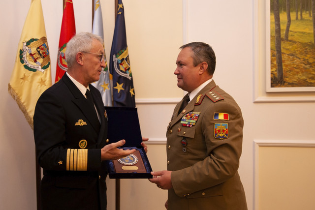 Schimb de cadouri oficiale (foto: Turoi Laurentiu)