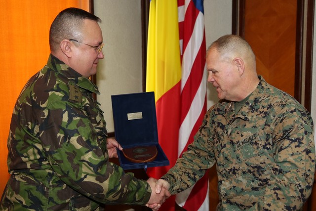 Gl. lt. Nicolae Ciuca ii ofera gl. lt. Robert B. Neller placheta SMG (foto: Valentin Ciobirca)