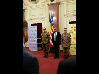 „Medalia de Onoare a Forțelor pentru Operații Speciale ale Statelor Unite ale Americii” conferită generalului Nicolae Ionel Ciucă, șeful Statului Major al Apărării (SMAp), și generalului-maior Marian Sima, șeful Direcției Informații Militare, de către comandantul Comandamentului Forțelor pentru Operații Speciale al SUA (US SOCOM), generalul Raymond Thomas Foto:SMAp - Laurențiu Turoi