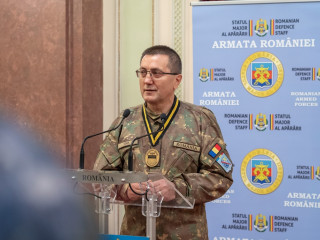„Medalia de Onoare a Forțelor pentru Operații Speciale ale Statelor Unite ale Americii” conferită generalului Nicolae Ionel Ciucă, șeful Statului Major al Apărării (SMAp), și generalului-maior Marian Sima, șeful Direcției Informații Militare, de către comandantul Comandamentului Forțelor pentru Operații Speciale al SUA (US SOCOM), generalul Raymond Thomas Foto:SMAp - Laurențiu Turoi