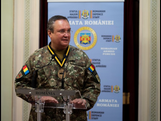 „Medalia de Onoare a Forțelor pentru Operații Speciale ale Statelor Unite ale Americii” conferită generalului Nicolae Ionel Ciucă, șeful Statului Major al Apărării (SMAp), și generalului-maior Marian Sima, șeful Direcției Informații Militare, de către comandantul Comandamentului Forțelor pentru Operații Speciale al SUA (US SOCOM), generalul Raymond Thomas Foto:SMAp - Laurențiu Turoi