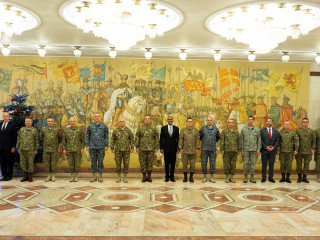 „Medalia de Onoare a Forțelor pentru Operații Speciale ale Statelor Unite ale Americii” conferită generalului Nicolae Ionel Ciucă, șeful Statului Major al Apărării (SMAp), și generalului-maior Marian Sima, șeful Direcției Informații Militare, de către comandantul Comandamentului Forțelor pentru Operații Speciale al SUA (US SOCOM), generalul Raymond Thomas Foto:SMAp - Laurențiu Turoi