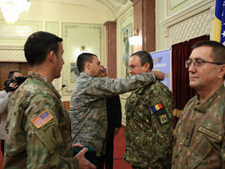 „Medalia de Onoare a Forțelor pentru Operații Speciale ale Statelor Unite ale Americii” conferită generalului Nicolae Ionel Ciucă, șeful Statului Major al Apărării (SMAp), și generalului-maior Marian Sima, șeful Direcției Informații Militare, de către comandantul Comandamentului Forțelor pentru Operații Speciale al SUA (US SOCOM), generalul Raymond Thomas Foto:SMAp - Laurențiu Turoi