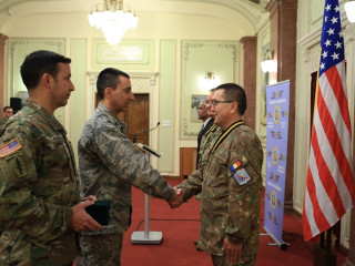 „Medalia de Onoare a Forțelor pentru Operații Speciale ale Statelor Unite ale Americii” conferită generalului Nicolae Ionel Ciucă, șeful Statului Major al Apărării (SMAp), și generalului-maior Marian Sima, șeful Direcției Informații Militare, de către comandantul Comandamentului Forțelor pentru Operații Speciale al SUA (US SOCOM), generalul Raymond Thomas Foto:SMAp - Laurențiu Turoi