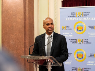 „Medalia de Onoare a Forțelor pentru Operații Speciale ale Statelor Unite ale Americii” conferită generalului Nicolae Ionel Ciucă, șeful Statului Major al Apărării (SMAp), și generalului-maior Marian Sima, șeful Direcției Informații Militare, de către comandantul Comandamentului Forțelor pentru Operații Speciale al SUA (US SOCOM), generalul Raymond Thomas Foto:SMAp - Laurențiu Turoi