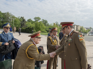 La mulți ani România! (Gl.Lt.(r) Cristea și Gl.Mr. Teodor Incicaș)  Foto:Laurențiu Turoi