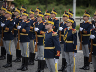Detașametul Brigăzii 30 Gardă Mihai Viteazul prezintă onorul Foto:Laurențiu Turoi