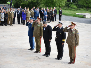 Depunerea unei coroane de flori din partea MApn Foto:Laurențiu Turoi