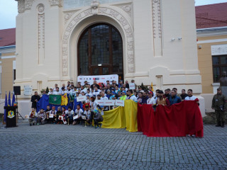 În fața Sălii Unirii cu Drapelul Tricolor  Foto:Laurențiu TUROI