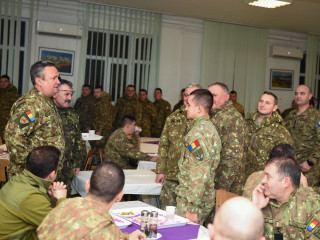 șeful Statului Major al Apărării în sala de mese, alături de militari Foto:Laurențiu Turoi