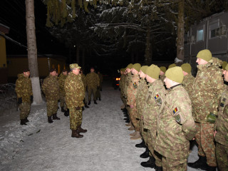 șeful Statului Major al Apărării discutând cu militarii români Foto:Laurențiu Turoi