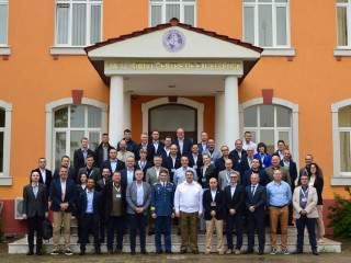 Fotografie de grup la sediul HCOE Foto:Sergiu Iosub