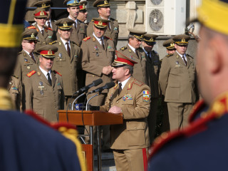 Ceremonia de decorare a Drapelului de luptă al Statului Major al Apărării cu Ordinul Serviciul Credincios în grad de Mare Ofițer, cu însemn de război, pentru militari. Foto:Valentin Ciobârcă