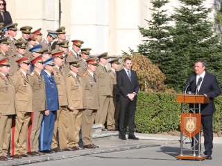 Ceremonia de decorare a Drapelului de luptă al Statului Major al Apărării cu Ordinul Serviciul Credincios în grad de Mare Ofițer, cu însemn de război, pentru militari. Foto:Valentin Ciobârcă