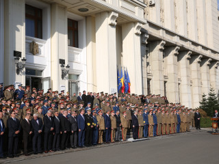 Ceremonia de decorare a Drapelului de luptă al Statului Major al Apărării cu Ordinul Serviciul Credincios în grad de Mare Ofițer, cu însemn de război, pentru militari. Foto:Valentin Ciobârcă