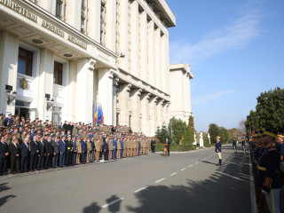 Ceremonia de decorare a Drapelului de luptă al Statului Major al Apărării cu Ordinul Serviciul Credincios în grad de Mare Ofițer, cu însemn de război, pentru militari. Foto:Valentin Ciobârcă
