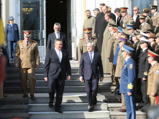 Ceremonia de decorare a Drapelului de luptă al Statului Major al Apărării cu Ordinul Serviciul Credincios în grad de Mare Ofițer, cu însemn de război, pentru militari. Foto:Valentin Ciobârcă