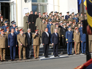 Ceremonia de decorare a Drapelului de luptă al Statului Major al Apărării cu Ordinul Serviciul Credincios în grad de Mare Ofițer, cu însemn de război, pentru militari. Foto:Valentin Ciobârcă