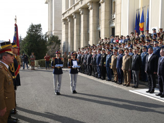 Ceremonia de decorare a Drapelului de luptă al Statului Major al Apărării cu Ordinul Serviciul Credincios în grad de Mare Ofițer, cu însemn de război, pentru militari. Foto:Valentin Ciobârcă