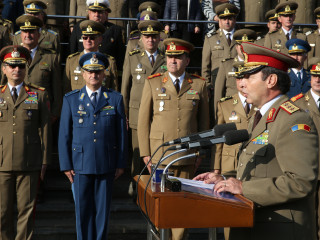 Ceremonia de decorare a Drapelului de luptă al Statului Major al Apărării cu Ordinul Serviciul Credincios în grad de Mare Ofițer, cu însemn de război, pentru militari. Foto:Valentin Ciobârcă