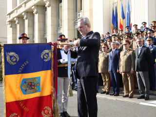 Ceremonia de decorare a Drapelului de luptă al Statului Major al Apărării cu Ordinul Serviciul Credincios în grad de Mare Ofițer, cu însemn de război, pentru militari. Foto:Valentin Ciobârcă