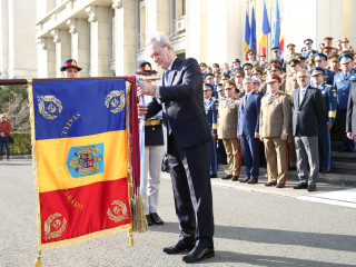 Ceremonia de decorare a Drapelului de luptă al Statului Major al Apărării cu Ordinul Serviciul Credincios în grad de Mare Ofițer, cu însemn de război, pentru militari. Foto:Valentin Ciobârcă