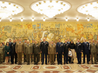 Ceremonie de acordare de embleme unor militari ai Statelor Unite ale Americii