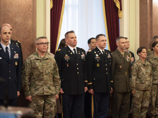 Ceremonie de acordare de embleme unor militari ai Statelor Unite ale Americii <br/> Foto: 