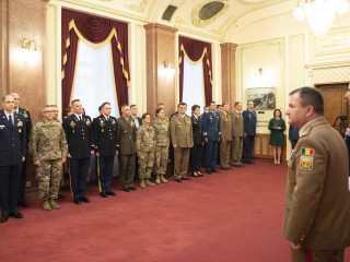 Ceremonie de acordare de embleme unor militari ai Statelor Unite ale Americii <br/> Foto: 