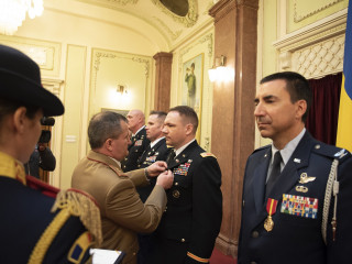 Ceremonie de acordare de embleme unor militari ai Statelor Unite ale Americii <br/> Foto: 