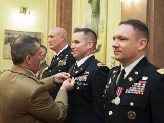 Ceremonie de acordare de embleme unor militari ai Statelor Unite ale Americii <br/> Foto: 
